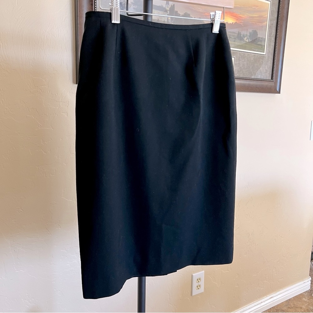 Pre-loved Liz Claiborne 100% wool pencil skirt, zip up, lined, solid black sz 8